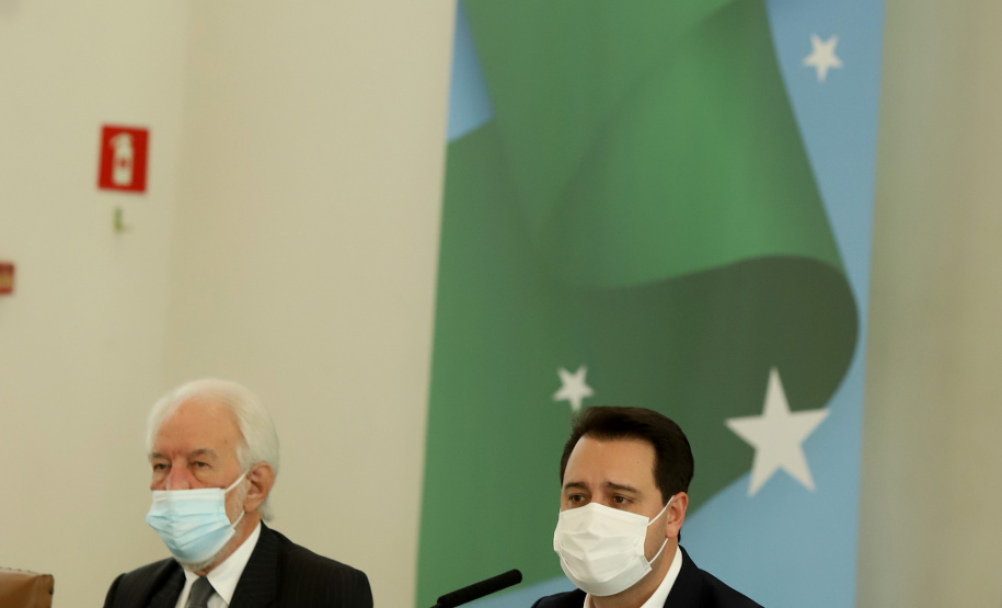 A nova concessão das rodovias que cortam o Paraná será baseada em torno da menor tarifa oferecida ao usuário, sem limite de desconto na disputa na Bolsa de Valores, arrumando a modelagem de acordo com o anseio da população. A alteração na proposta original foi anunciada pelo governador Carlos Massa Ratinho Junior durante entrevista coletiva nesta sexta-feira (21), no Palácio Iguaçu, em Curitiba, e é resultado das seguidas reuniões em Brasília (DF) do início desta semana. Foto: Ari Dias/AEN