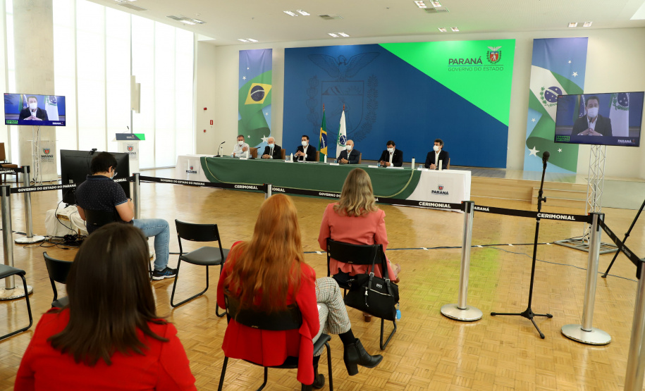 A nova concessão das rodovias que cortam o Paraná será baseada em torno da menor tarifa oferecida ao usuário, sem limite de desconto na disputa na Bolsa de Valores, arrumando a modelagem de acordo com o anseio da população. A alteração na proposta original foi anunciada pelo governador Carlos Massa Ratinho Junior durante entrevista coletiva nesta sexta-feira (21), no Palácio Iguaçu, em Curitiba, e é resultado das seguidas reuniões em Brasília (DF) do início desta semana. Foto: Ari Dias/AEN