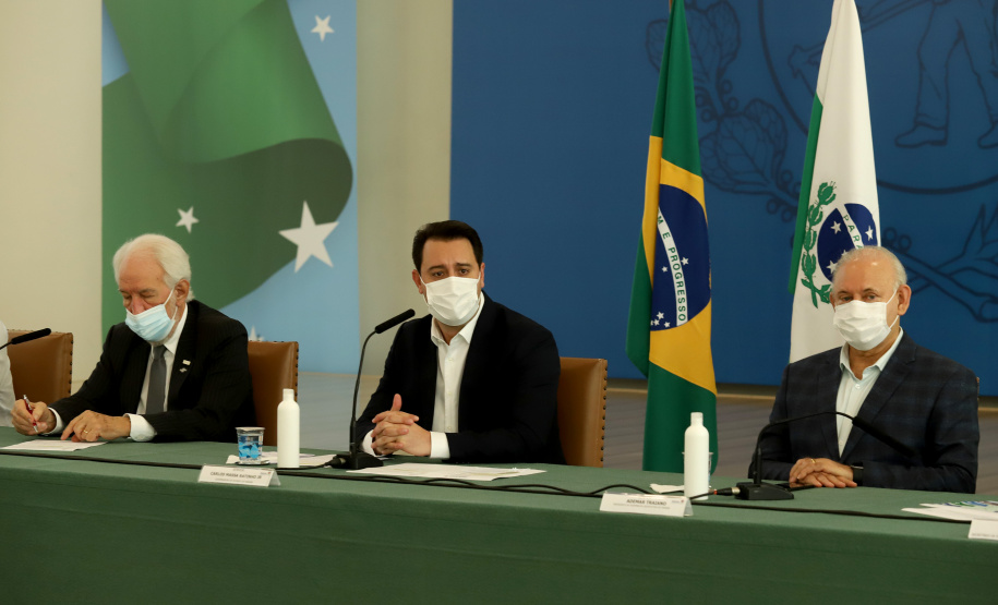 A nova concessão das rodovias que cortam o Paraná será baseada em torno da menor tarifa oferecida ao usuário, sem limite de desconto na disputa na Bolsa de Valores, arrumando a modelagem de acordo com o anseio da população. A alteração na proposta original foi anunciada pelo governador Carlos Massa Ratinho Junior durante entrevista coletiva nesta sexta-feira (21), no Palácio Iguaçu, em Curitiba, e é resultado das seguidas reuniões em Brasília (DF) do início desta semana. Foto: Ari Dias/AEN