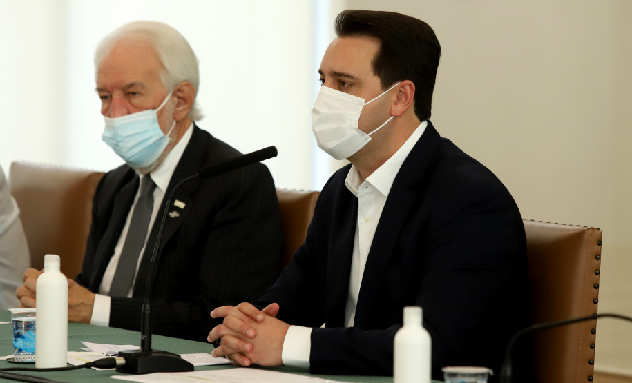 A nova concessão das rodovias que cortam o Paraná será baseada em torno da menor tarifa oferecida ao usuário, sem limite de desconto na disputa na Bolsa de Valores, arrumando a modelagem de acordo com o anseio da população. A alteração na proposta original foi anunciada pelo governador Carlos Massa Ratinho Junior durante entrevista coletiva nesta sexta-feira (21), no Palácio Iguaçu, em Curitiba, e é resultado das seguidas reuniões em Brasília (DF) do início desta semana. Foto: Ari Dias/AEN