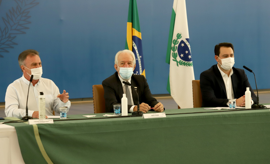 A nova concessão das rodovias que cortam o Paraná será baseada em torno da menor tarifa oferecida ao usuário, sem limite de desconto na disputa na Bolsa de Valores, arrumando a modelagem de acordo com o anseio da população. A alteração na proposta original foi anunciada pelo governador Carlos Massa Ratinho Junior durante entrevista coletiva nesta sexta-feira (21), no Palácio Iguaçu, em Curitiba, e é resultado das seguidas reuniões em Brasília (DF) do início desta semana. Foto: Ari Dias/AEN