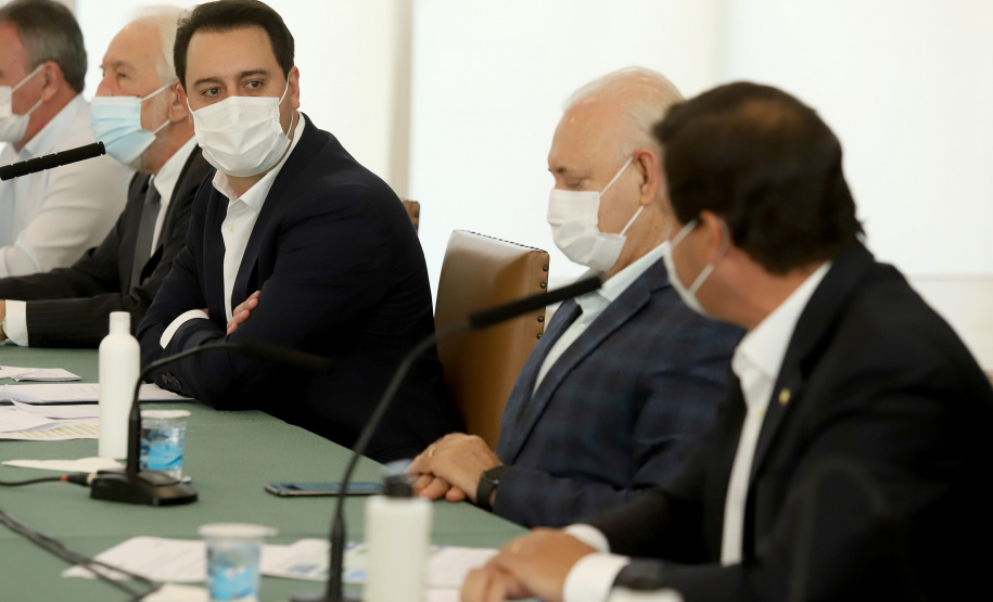 A nova concessão das rodovias que cortam o Paraná será baseada em torno da menor tarifa oferecida ao usuário, sem limite de desconto na disputa na Bolsa de Valores, arrumando a modelagem de acordo com o anseio da população. A alteração na proposta original foi anunciada pelo governador Carlos Massa Ratinho Junior durante entrevista coletiva nesta sexta-feira (21), no Palácio Iguaçu, em Curitiba, e é resultado das seguidas reuniões em Brasília (DF) do início desta semana. Foto: Ari Dias/AEN