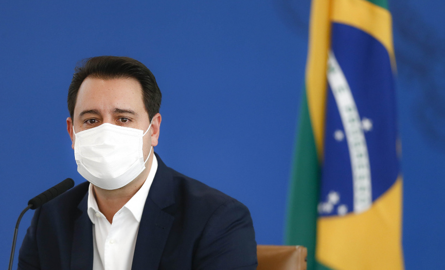 A nova concessão das rodovias que cortam o Paraná será baseada em torno da menor tarifa oferecida ao usuário, sem limite de desconto na disputa na Bolsa de Valores, arrumando a modelagem de acordo com o anseio da população. A alteração na proposta original foi anunciada pelo governador Carlos Massa Ratinho Junior durante entrevista coletiva nesta sexta-feira (21), no Palácio Iguaçu, em Curitiba, e é resultado das seguidas reuniões em Brasília (DF) do início desta semana.