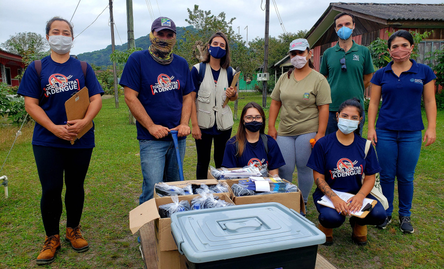 Ações de combate ao mosquito Aedes Aegypti aconteceram em comunidades isoladas do Litoral paranaense, nessa semana. O Mutirão Contra a Dengue, realizado em parceria pela Portos do Paraná e Terminal de Contêineres de Paranaguá (TCP), mobilizou moradores de São Miguel, Ponta do Ubá, Eufrasina, Amparo e Piaçaguera. - Paranaguá, 20/05/2021 - Foto: Claudio Neves/Portos do Paraná