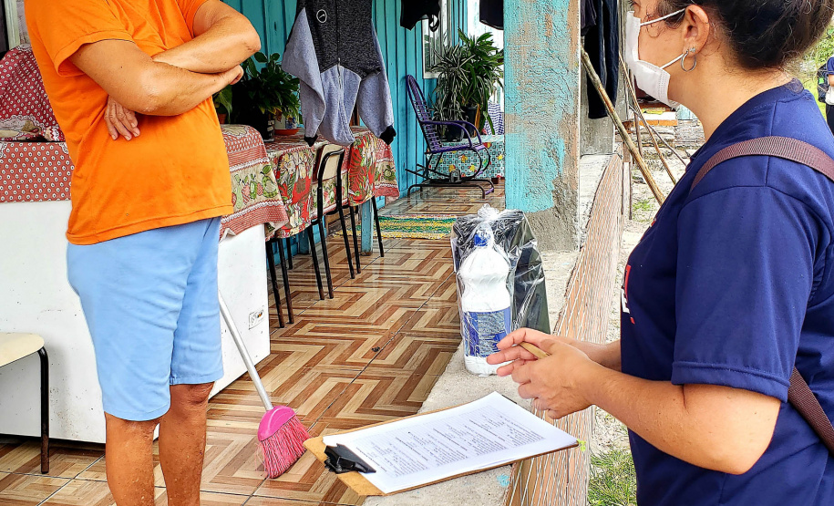 Ações de combate ao mosquito Aedes Aegypti aconteceram em comunidades isoladas do Litoral paranaense, nessa semana. O Mutirão Contra a Dengue, realizado em parceria pela Portos do Paraná e Terminal de Contêineres de Paranaguá (TCP), mobilizou moradores de São Miguel, Ponta do Ubá, Eufrasina, Amparo e Piaçaguera. - Paranaguá, 20/05/2021 - Foto: Claudio Neves/Portos do Paraná