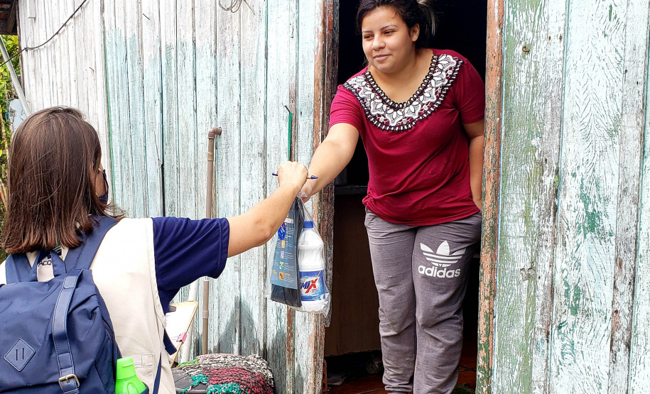Ações de combate ao mosquito Aedes Aegypti aconteceram em comunidades isoladas do Litoral paranaense, nessa semana. O Mutirão Contra a Dengue, realizado em parceria pela Portos do Paraná e Terminal de Contêineres de Paranaguá (TCP), mobilizou moradores de São Miguel, Ponta do Ubá, Eufrasina, Amparo e Piaçaguera. - Paranaguá, 20/05/2021 - Foto: Claudio Neves/Portos do Paraná