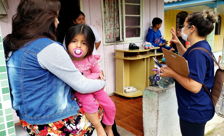 Ações de combate ao mosquito Aedes Aegypti aconteceram em comunidades isoladas do Litoral paranaense, nessa semana. O Mutirão Contra a Dengue, realizado em parceria pela Portos do Paraná e Terminal de Contêineres de Paranaguá (TCP), mobilizou moradores de São Miguel, Ponta do Ubá, Eufrasina, Amparo e Piaçaguera. - Paranaguá, 20/05/2021 - Foto: Claudio Neves/Portos do Paraná