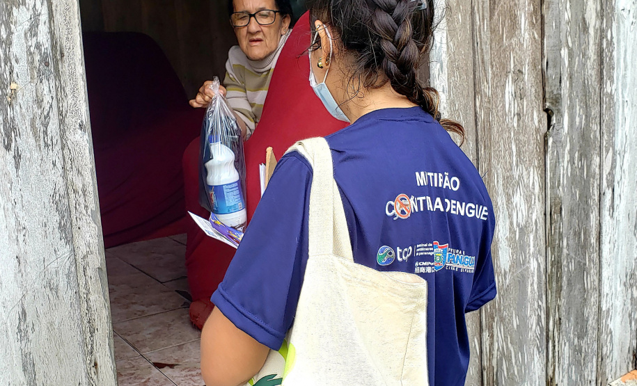Ações de combate ao mosquito Aedes Aegypti aconteceram em comunidades isoladas do Litoral paranaense, nessa semana. O Mutirão Contra a Dengue, realizado em parceria pela Portos do Paraná e Terminal de Contêineres de Paranaguá (TCP), mobilizou moradores de São Miguel, Ponta do Ubá, Eufrasina, Amparo e Piaçaguera. - Paranaguá, 20/05/2021 - Foto: Claudio Neves/Portos do Paraná