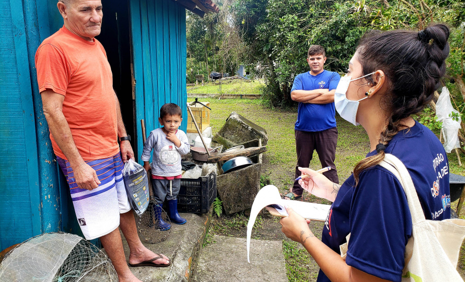 Ações de combate ao mosquito Aedes Aegypti aconteceram em comunidades isoladas do Litoral paranaense, nessa semana. O Mutirão Contra a Dengue, realizado em parceria pela Portos do Paraná e Terminal de Contêineres de Paranaguá (TCP), mobilizou moradores de São Miguel, Ponta do Ubá, Eufrasina, Amparo e Piaçaguera. - Paranaguá, 20/05/2021 - Foto: Claudio Neves/Portos do Paraná