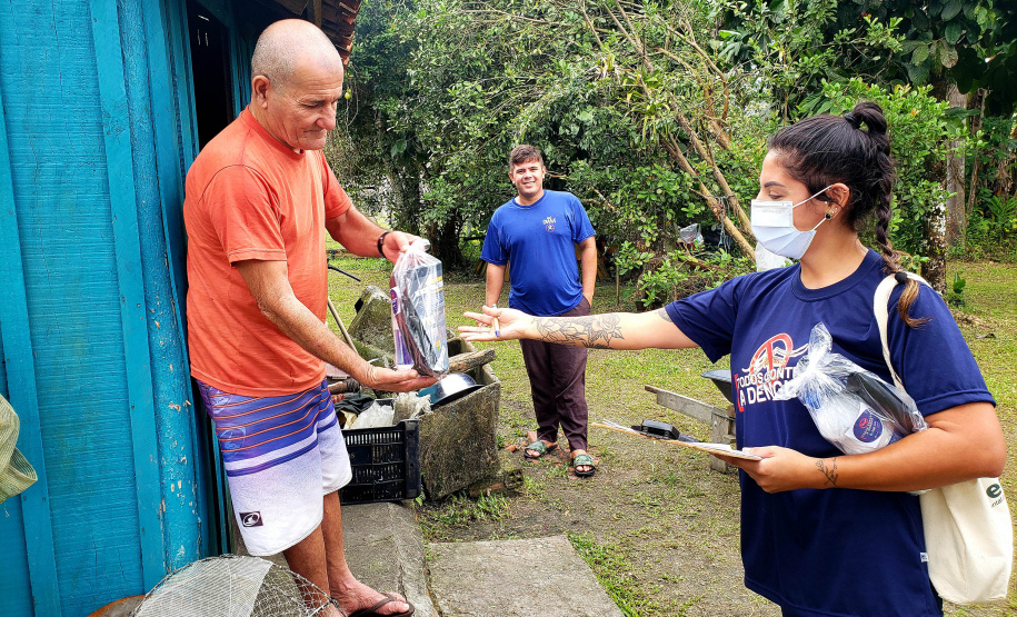 Ações de combate ao mosquito Aedes Aegypti aconteceram em comunidades isoladas do Litoral paranaense, nessa semana. O Mutirão Contra a Dengue, realizado em parceria pela Portos do Paraná e Terminal de Contêineres de Paranaguá (TCP), mobilizou moradores de São Miguel, Ponta do Ubá, Eufrasina, Amparo e Piaçaguera. - Paranaguá, 20/05/2021 - Foto: Claudio Neves/Portos do Paraná