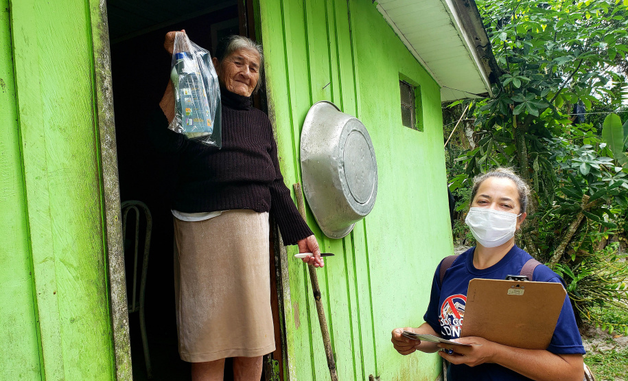 Ações de combate ao mosquito Aedes Aegypti aconteceram em comunidades isoladas do Litoral paranaense, nessa semana. O Mutirão Contra a Dengue, realizado em parceria pela Portos do Paraná e Terminal de Contêineres de Paranaguá (TCP), mobilizou moradores de São Miguel, Ponta do Ubá, Eufrasina, Amparo e Piaçaguera. - Paranaguá, 20/05/2021 - Foto: Claudio Neves/Portos do Paraná