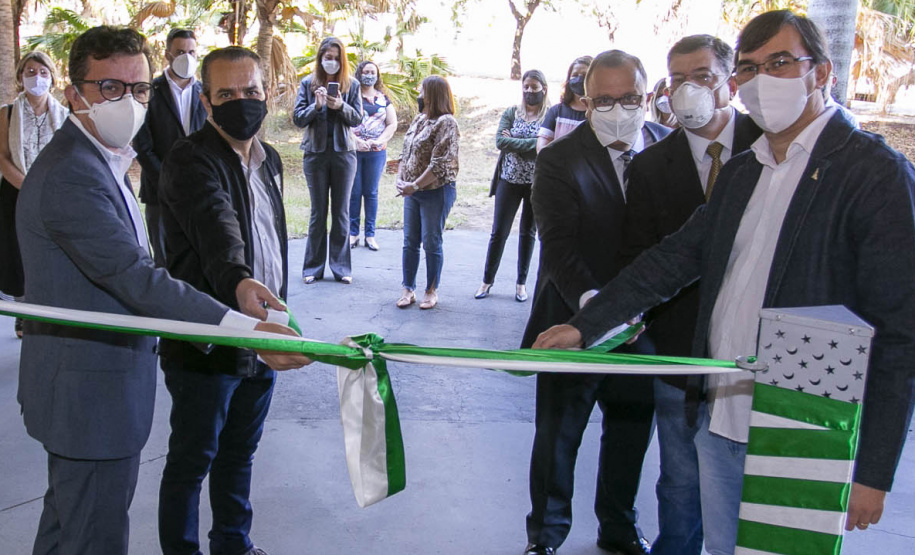 Desenlace da fita inaugural (da esq.): Ricardo Dias, Ademir dos Santos, Julio Damasceno, Marco Costa e Carlos Tamanini  -  Maringá, 21/05/2021  -  Foto: UEM