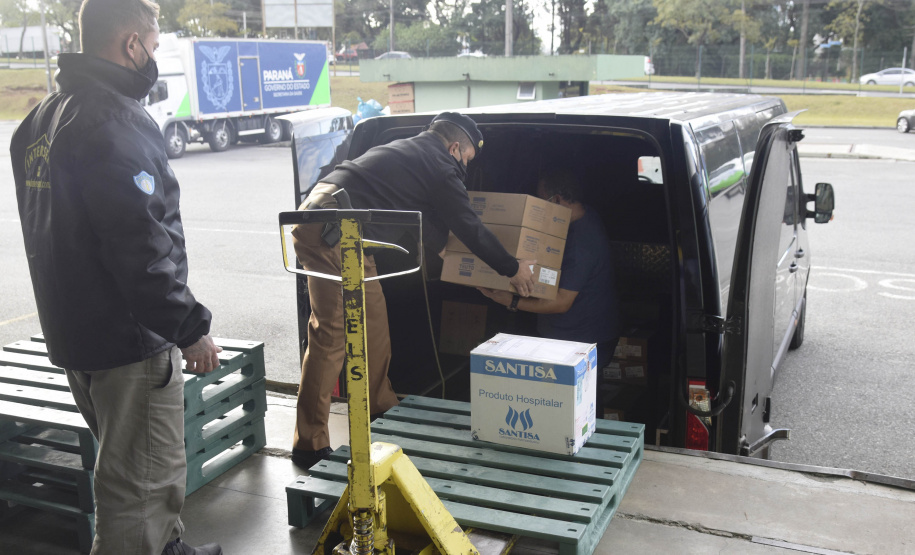 O Centro de Medicamentos do Paraná (Cemepar) enviou nesta sexta-feira (21) o maior quantitativo de insumos em um só dia desde o início do combate a Covid-19 no Estado. Ao todo, 1.114.257 unidades estão sendo enviadas para as 22 Regionais de Saúde.  -  Curitiba, 21/05/2021  -  Foto: Américo Antonio/SESA