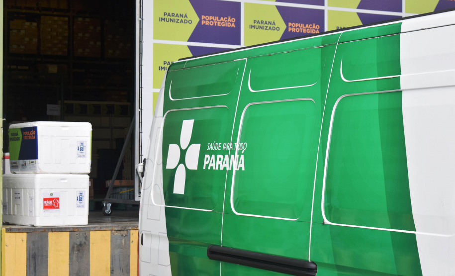 O Centro de Medicamentos do Paraná (Cemepar) enviou nesta sexta-feira (21) o maior quantitativo de insumos em um só dia desde o início do combate a Covid-19 no Estado. Ao todo, 1.114.257 unidades estão sendo enviadas para as 22 Regionais de Saúde.  -  Curitiba, 21/05/2021  -  Foto: Américo Antonio/SESA