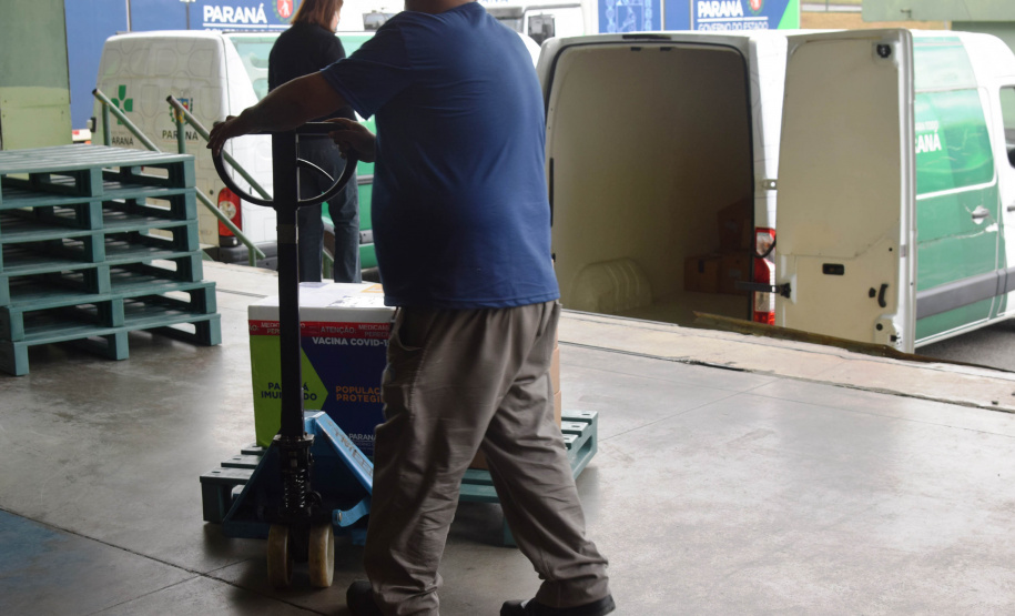 O Centro de Medicamentos do Paraná (Cemepar) enviou nesta sexta-feira (21) o maior quantitativo de insumos em um só dia desde o início do combate a Covid-19 no Estado. Ao todo, 1.114.257 unidades estão sendo enviadas para as 22 Regionais de Saúde.  -  Curitiba, 21/05/2021  -  Foto: Américo Antonio/SESA