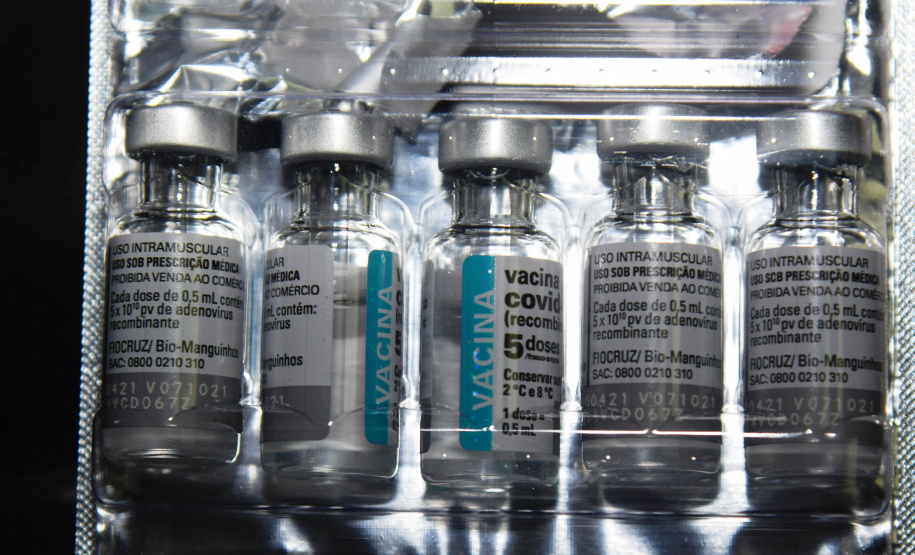 O Centro de Medicamentos do Paraná (Cemepar) enviou nesta sexta-feira (21) o maior quantitativo de insumos em um só dia desde o início do combate a Covid-19 no Estado. Ao todo, 1.114.257 unidades estão sendo enviadas para as 22 Regionais de Saúde.  -  Curitiba, 21/05/2021  -  Foto: Américo Antonio/SESA