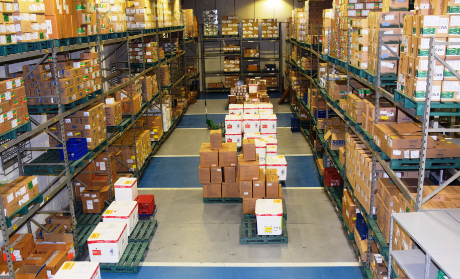 O Centro de Medicamentos do Paraná (Cemepar) enviou nesta sexta-feira (21) o maior quantitativo de insumos em um só dia desde o início do combate a Covid-19 no Estado. Ao todo, 1.114.257 unidades estão sendo enviadas para as 22 Regionais de Saúde.  -  Curitiba, 21/05/2021  -  Foto: Américo Antonio/SESA