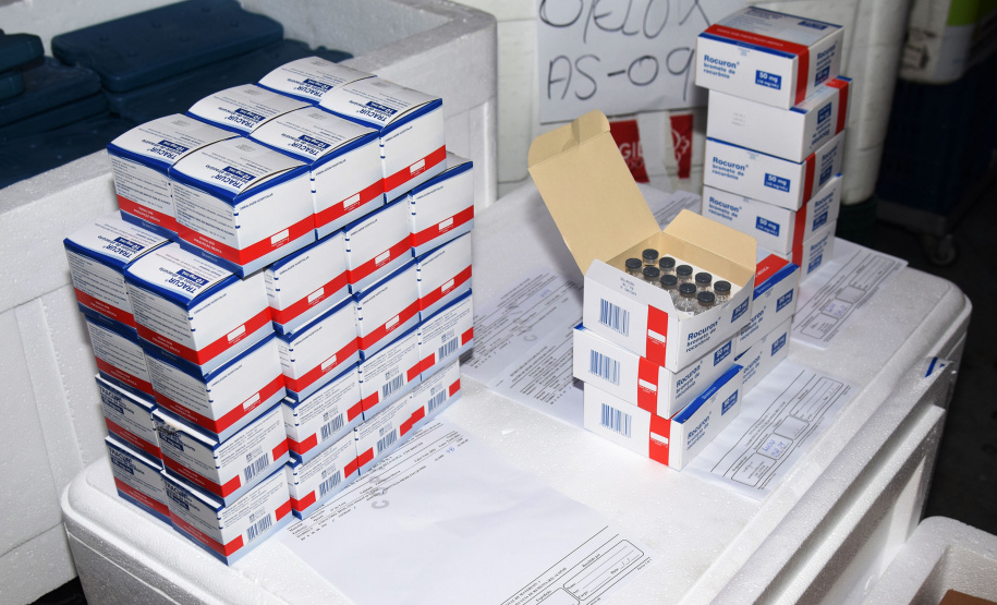 O Centro de Medicamentos do Paraná (Cemepar) enviou nesta sexta-feira (21) o maior quantitativo de insumos em um só dia desde o início do combate a Covid-19 no Estado. Ao todo, 1.114.257 unidades estão sendo enviadas para as 22 Regionais de Saúde.  -  Curitiba, 21/05/2021  -  Foto: Américo Antonio/SESA