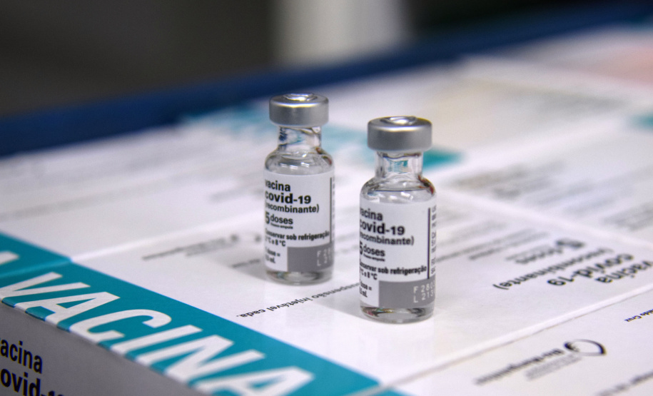 O Centro de Medicamentos do Paraná (Cemepar) enviou nesta sexta-feira (21) o maior quantitativo de insumos em um só dia desde o início do combate a Covid-19 no Estado. Ao todo, 1.114.257 unidades estão sendo enviadas para as 22 Regionais de Saúde.  -  Curitiba, 21/05/2021  -  Foto: Américo Antonio/SESA