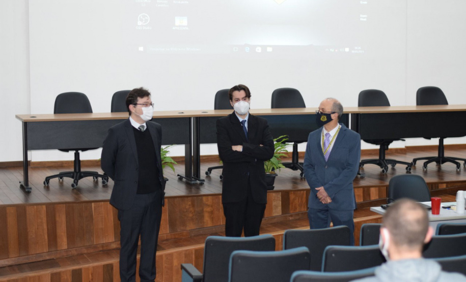 A Polícia Científica do Paraná realizou uma capacitação voltada às chefias das 20 unidades da instituição (18 no interior e duas na capital), com intuito de nivelar e unificar os trabalhos, além de integrar os profissionais. A capacitação teve carga horária de 30 horas e contou com diversas palestras ligadas à gestão, ministradas de terça a quinta-feira (18 a 20/05), na sede da Polícia Científica do Paraná, em Curitiba. - Curitiba, 21/05/2021 - Foto: SESP/PR