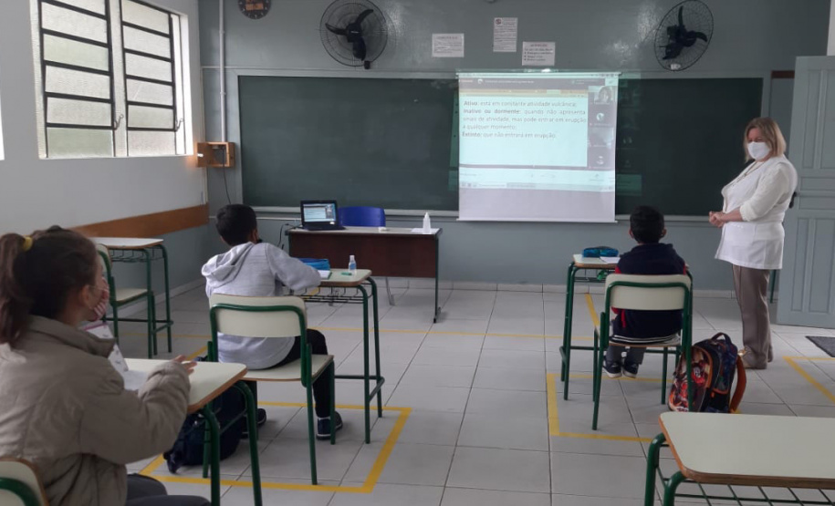 O retorno das aulas em modelo híbrido (presencial e online) na rede estadual do Paraná tem sido uma demanda de pais, alunos e profissionais da Educação que desejam a volta às escolas, de forma segura e controlada. Por isso, a retomada tem sido gradativa. Na segunda-feira (24), mais 627 colégios estaduais se juntam aos 200 que abriram suas portas há 14 dias. - - Foto: SEED