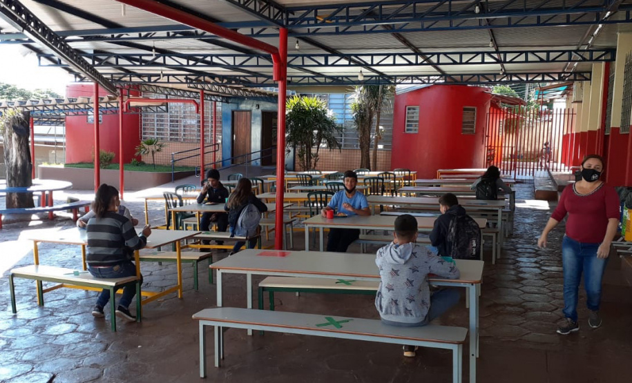 O retorno das aulas em modelo híbrido (presencial e online) na rede estadual do Paraná tem sido uma demanda de pais, alunos e profissionais da Educação que desejam a volta às escolas, de forma segura e controlada. Por isso, a retomada tem sido gradativa. Na segunda-feira (24), mais 627 colégios estaduais se juntam aos 200 que abriram suas portas há 14 dias. - - Foto: SEED