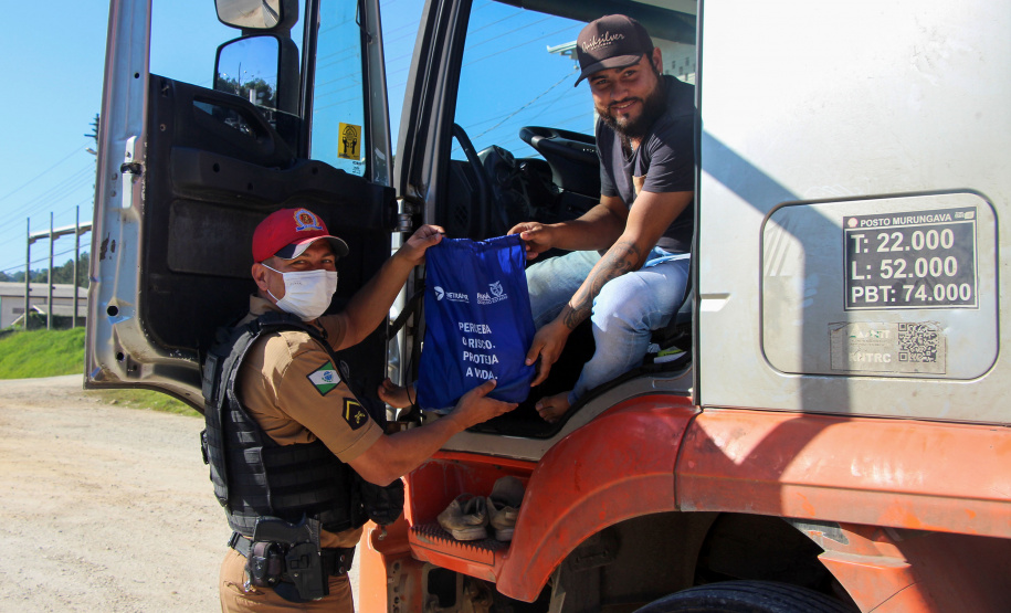 Almirante Tamandaré, 21 de maio de 2021. BPRv realiza blitz educativa alusiva ao Maio Amarelo.
