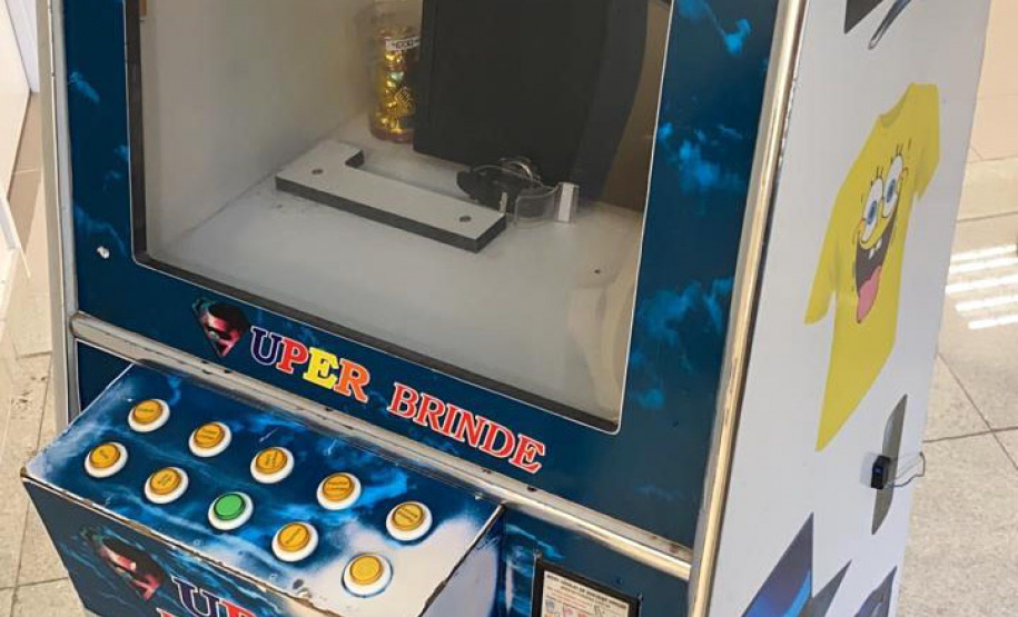 Operação da Ação Integrada de Fiscalização Urbana (Aifu) neste final de semana flagrou mais casos de desrespeito às medidas sanitárias. Aglomerações foram dispersadas em pontos públicos como a Praça do Gaúcho e o Parcão do Museu Oscar Niemeyer, sendo encontradas 969 pessoas não respeitando o distanciamento social e o uso de máscara. - Curitiba, 24/05/2021 - Foto: SESP/PR