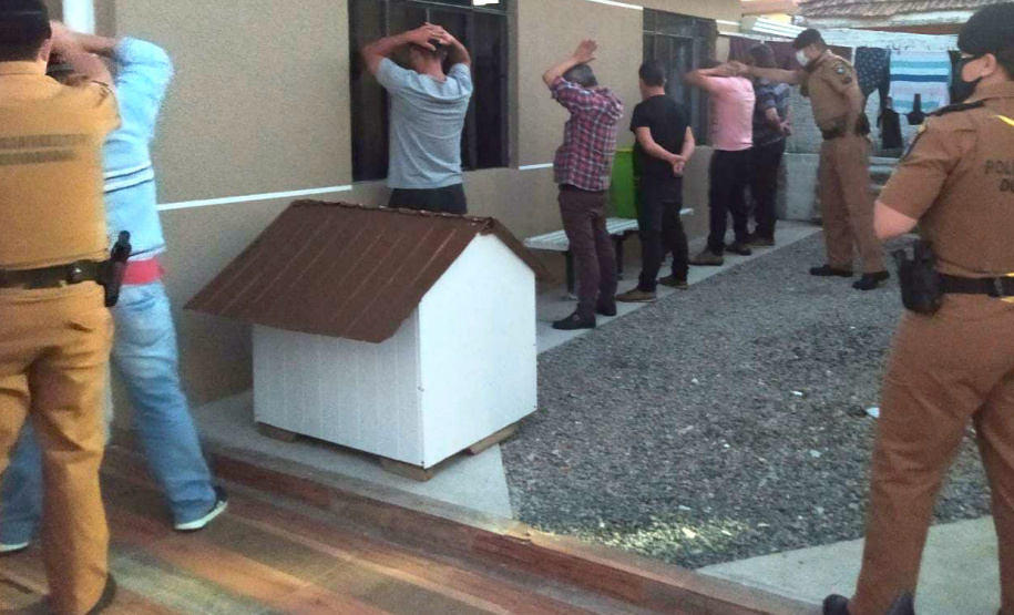 Operação da Ação Integrada de Fiscalização Urbana (Aifu) neste final de semana flagrou mais casos de desrespeito às medidas sanitárias. Aglomerações foram dispersadas em pontos públicos como a Praça do Gaúcho e o Parcão do Museu Oscar Niemeyer, sendo encontradas 969 pessoas não respeitando o distanciamento social e o uso de máscara. - Curitiba, 24/05/2021 - Foto: SESP/PR