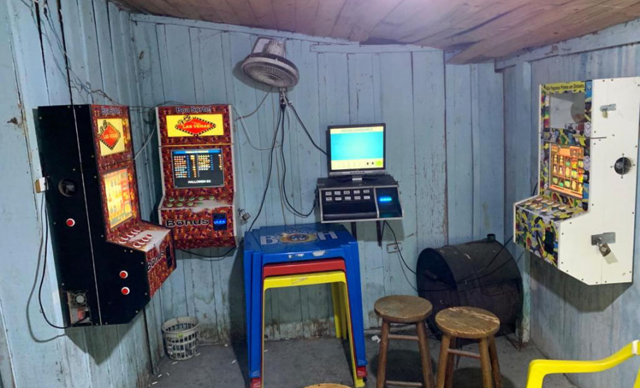 Operação da Ação Integrada de Fiscalização Urbana (Aifu) neste final de semana flagrou mais casos de desrespeito às medidas sanitárias. Aglomerações foram dispersadas em pontos públicos como a Praça do Gaúcho e o Parcão do Museu Oscar Niemeyer, sendo encontradas 969 pessoas não respeitando o distanciamento social e o uso de máscara. - Curitiba, 24/05/2021 - Foto: SESP/PR