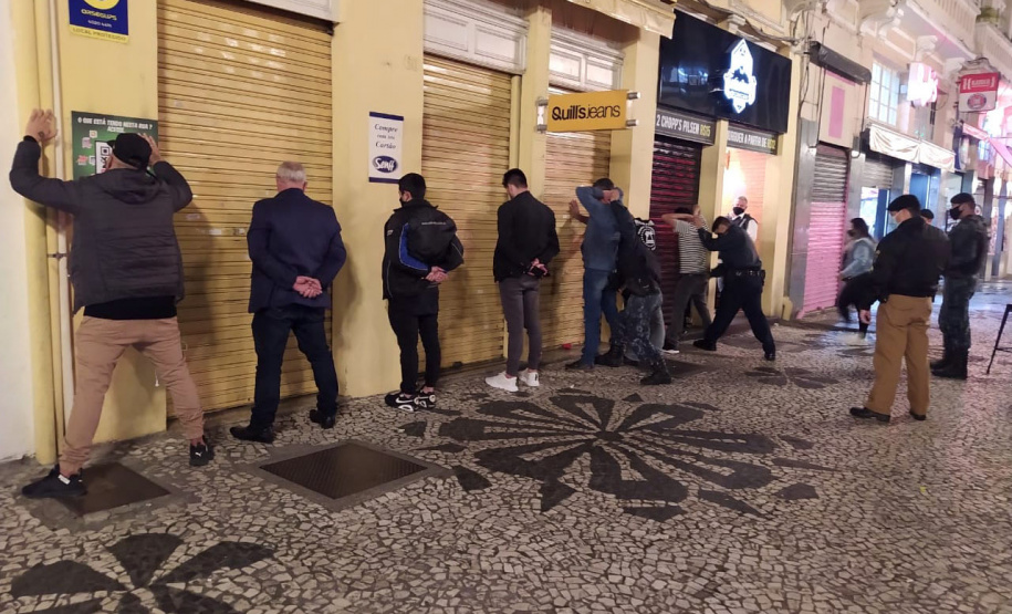 Operação da Ação Integrada de Fiscalização Urbana (Aifu) neste final de semana flagrou mais casos de desrespeito às medidas sanitárias. Aglomerações foram dispersadas em pontos públicos como a Praça do Gaúcho e o Parcão do Museu Oscar Niemeyer, sendo encontradas 969 pessoas não respeitando o distanciamento social e o uso de máscara. - Curitiba, 24/05/2021 - Foto: SESP/PR