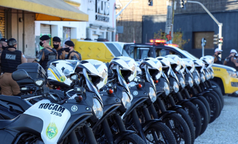 Operação da Ação Integrada de Fiscalização Urbana (Aifu) neste final de semana flagrou mais casos de desrespeito às medidas sanitárias. Aglomerações foram dispersadas em pontos públicos como a Praça do Gaúcho e o Parcão do Museu Oscar Niemeyer, sendo encontradas 969 pessoas não respeitando o distanciamento social e o uso de máscara. - Curitiba, 24/05/2021 - Foto: SESP/PR