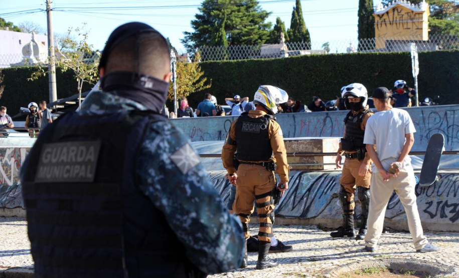 Operação da Ação Integrada de Fiscalização Urbana (Aifu) neste final de semana flagrou mais casos de desrespeito às medidas sanitárias. Aglomerações foram dispersadas em pontos públicos como a Praça do Gaúcho e o Parcão do Museu Oscar Niemeyer, sendo encontradas 969 pessoas não respeitando o distanciamento social e o uso de máscara. - Curitiba, 24/05/2021 - Foto: SESP/PR
