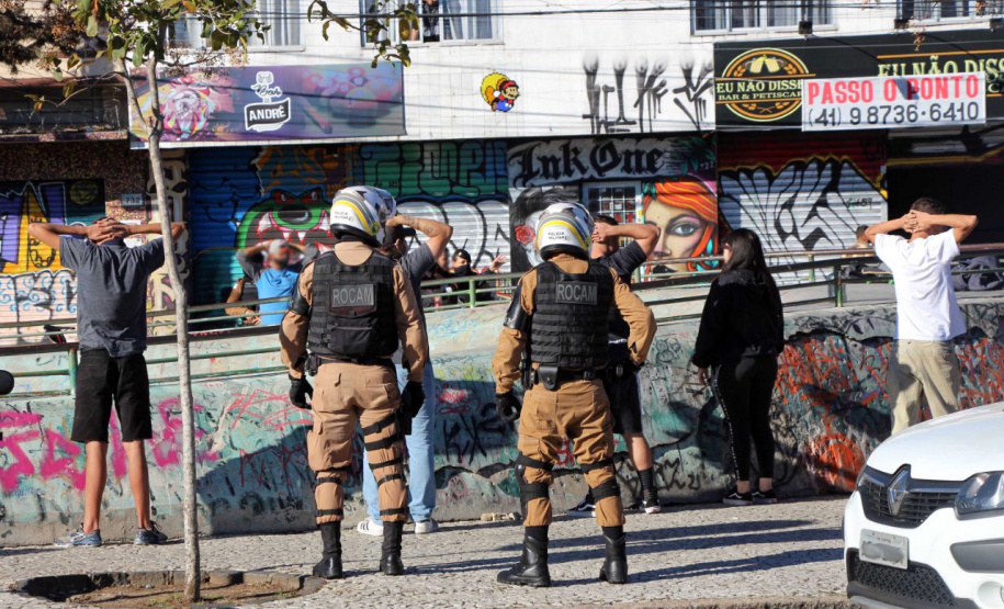 Operação da Ação Integrada de Fiscalização Urbana (Aifu) neste final de semana flagrou mais casos de desrespeito às medidas sanitárias. Aglomerações foram dispersadas em pontos públicos como a Praça do Gaúcho e o Parcão do Museu Oscar Niemeyer, sendo encontradas 969 pessoas não respeitando o distanciamento social e o uso de máscara. - Curitiba, 24/05/2021 - Foto: SESP/PR