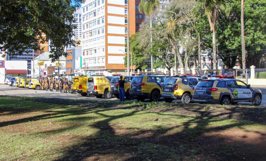 Operação da Ação Integrada de Fiscalização Urbana (Aifu) neste final de semana flagrou mais casos de desrespeito às medidas sanitárias. Aglomerações foram dispersadas em pontos públicos como a Praça do Gaúcho e o Parcão do Museu Oscar Niemeyer, sendo encontradas 969 pessoas não respeitando o distanciamento social e o uso de máscara. - Curitiba, 24/05/2021 - Foto: SESP/PR