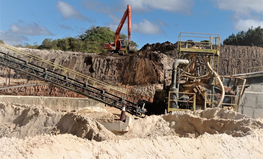 De acordo com o Informe Mineral 05/2021, divulgado pela Divisão de Geologia – Diretoria de Gestão Territorial – do Instituto Água e Terra, os segmentos da indústria mineral participaram com R$ 25,52 bilhões, na economia do Estado
