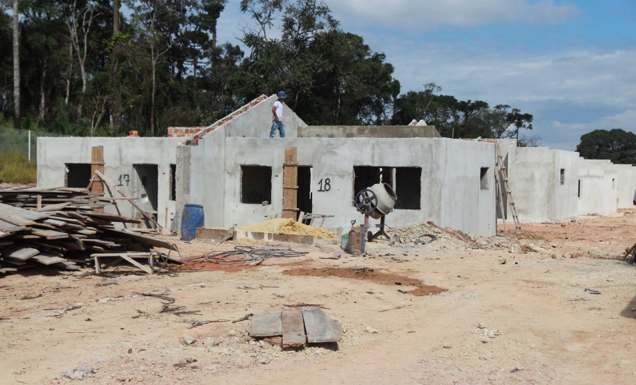 A obra de construção do condomínio para idosos em Prudentópolis, do programa Viver Mais Paraná, do Governo do Estado, ultrapassou 60% de execução O empreendimento, que recebe mais de R$ 4 milhões de investimento do tesouro estadual, será entregue ainda este ano à população, de acordo com os representantes da Cohapar que vistoriaram os trabalhos nesta segunda-feira (24). Foto: Alessandro Vieira/AEN
