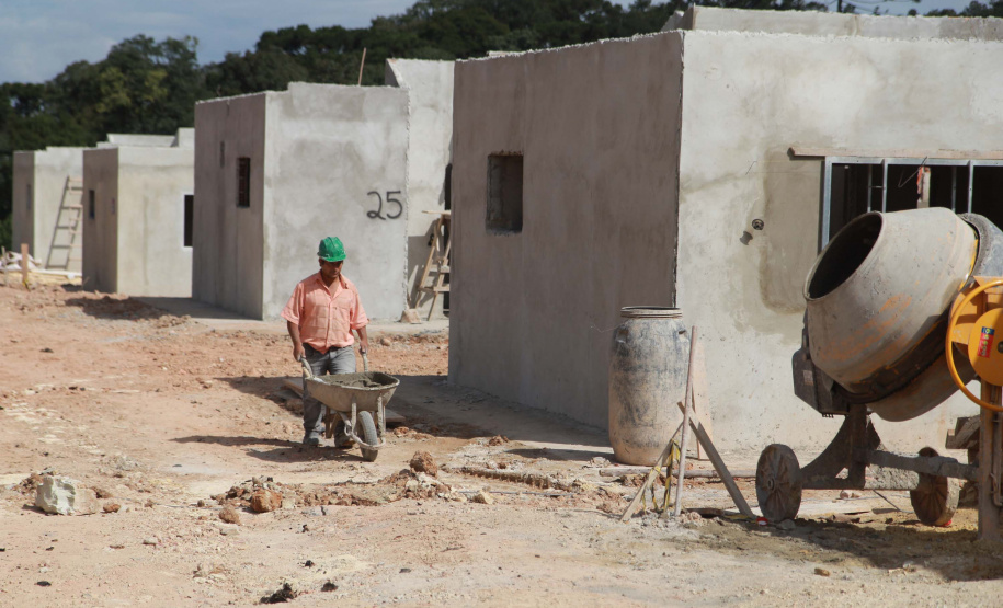 A obra de construção do condomínio para idosos em Prudentópolis, do programa Viver Mais Paraná, do Governo do Estado, ultrapassou 60% de execução O empreendimento, que recebe mais de R$ 4 milhões de investimento do tesouro estadual, será entregue ainda este ano à população, de acordo com os representantes da Cohapar que vistoriaram os trabalhos nesta segunda-feira (24). Foto: Alessandro Vieira/AEN