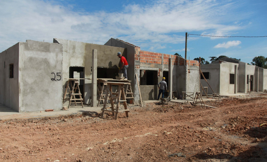 A obra de construção do condomínio para idosos em Prudentópolis, do programa Viver Mais Paraná, do Governo do Estado, ultrapassou 60% de execução O empreendimento, que recebe mais de R$ 4 milhões de investimento do tesouro estadual, será entregue ainda este ano à população, de acordo com os representantes da Cohapar que vistoriaram os trabalhos nesta segunda-feira (24). Foto: Alessandro Vieira/AEN