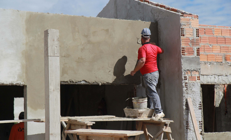 A obra de construção do condomínio para idosos em Prudentópolis, do programa Viver Mais Paraná, do Governo do Estado, ultrapassou 60% de execução O empreendimento, que recebe mais de R$ 4 milhões de investimento do tesouro estadual, será entregue ainda este ano à população, de acordo com os representantes da Cohapar que vistoriaram os trabalhos nesta segunda-feira (24). Foto: Alessandro Vieira/AEN