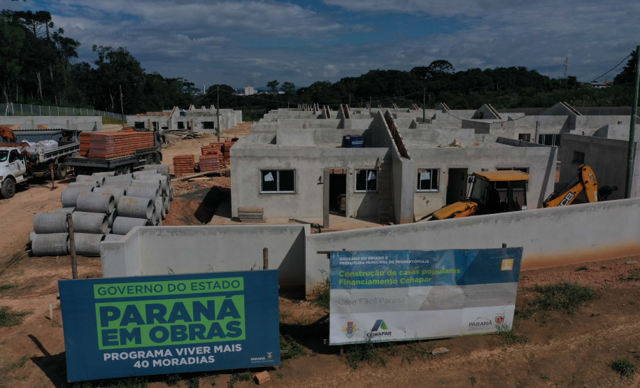 A obra de construção do condomínio para idosos em Prudentópolis, do programa Viver Mais Paraná, do Governo do Estado, ultrapassou 60% de execução O empreendimento, que recebe mais de R$ 4 milhões de investimento do tesouro estadual, será entregue ainda este ano à população, de acordo com os representantes da Cohapar que vistoriaram os trabalhos nesta segunda-feira (24). Foto: Alessandro Vieira/AEN