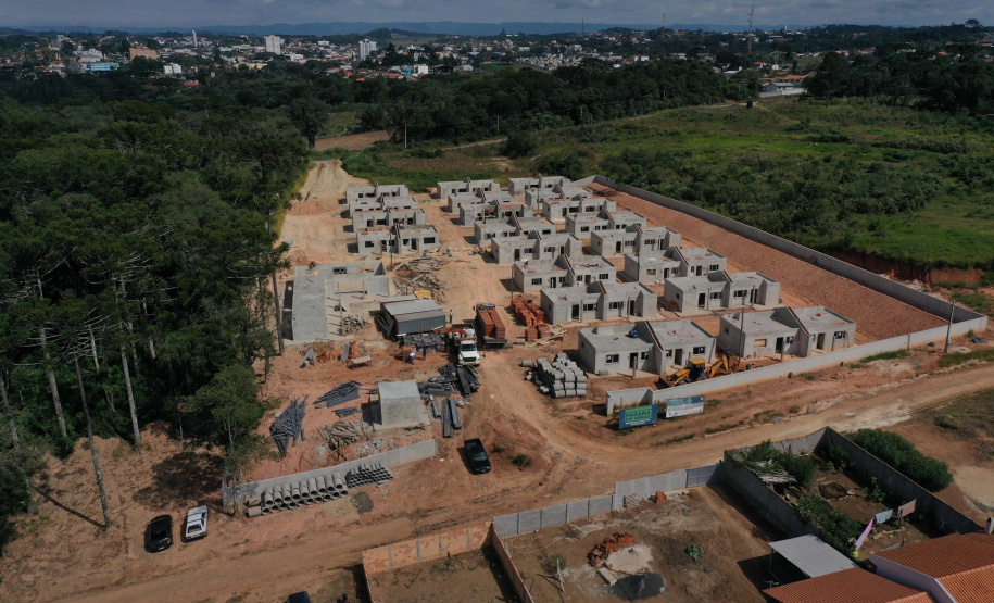 A obra de construção do condomínio para idosos em Prudentópolis, do programa Viver Mais Paraná, do Governo do Estado, ultrapassou 60% de execução O empreendimento, que recebe mais de R$ 4 milhões de investimento do tesouro estadual, será entregue ainda este ano à população, de acordo com os representantes da Cohapar que vistoriaram os trabalhos nesta segunda-feira (24). Foto: Alessandro Vieira/AEN
