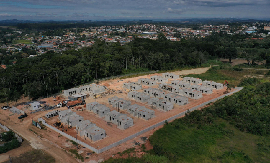 A obra de construção do condomínio para idosos em Prudentópolis, do programa Viver Mais Paraná, do Governo do Estado, ultrapassou 60% de execução O empreendimento, que recebe mais de R$ 4 milhões de investimento do tesouro estadual, será entregue ainda este ano à população, de acordo com os representantes da Cohapar que vistoriaram os trabalhos nesta segunda-feira (24). Foto: Alessandro Vieira/AEN