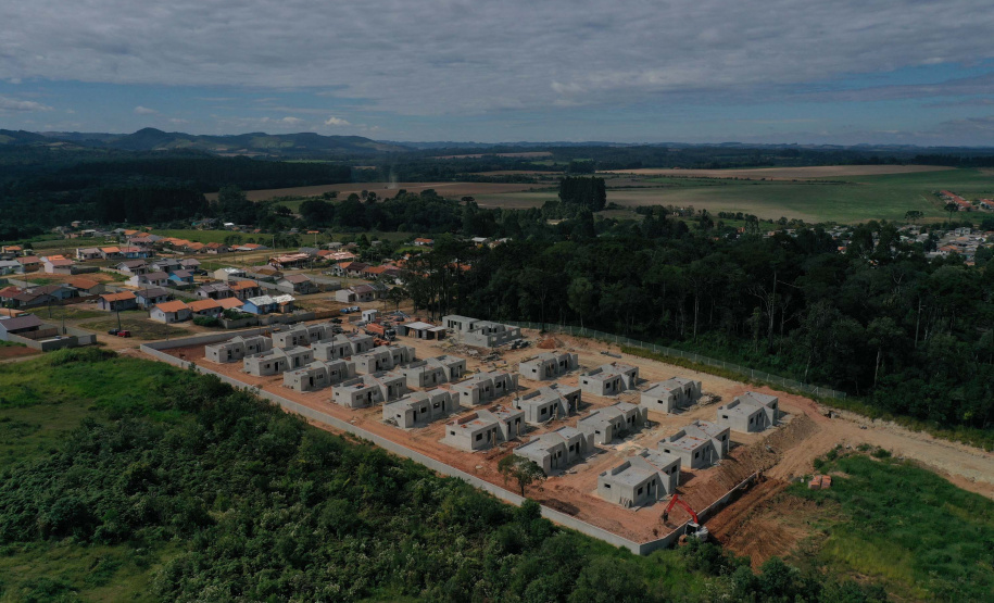 A obra de construção do condomínio para idosos em Prudentópolis, do programa Viver Mais Paraná, do Governo do Estado, ultrapassou 60% de execução O empreendimento, que recebe mais de R$ 4 milhões de investimento do tesouro estadual, será entregue ainda este ano à população, de acordo com os representantes da Cohapar que vistoriaram os trabalhos nesta segunda-feira (24). Foto: Alessandro Vieira/AEN