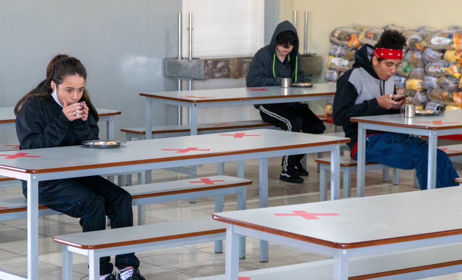 Mais escolas voltam às aulas presenciais no Paraná. Junto aos outros 200 colégios reabertos há 14 dias, a retomada permite que mais 40 mil estudantes, de 28 Núcleos Regionais de Educação (NREs), que englobam aproximadamente 150 municípios, voltem para a sala de aula - Curitiba, 24/05/2021 - Foto: SEED