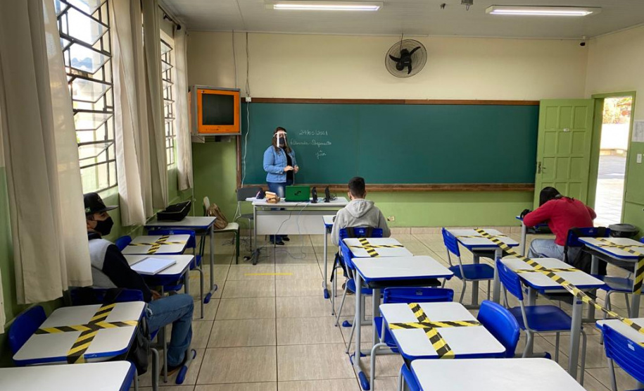 Mais escolas voltam às aulas presenciais no Paraná. Junto aos outros 200 colégios reabertos há 14 dias, a retomada permite que mais 40 mil estudantes, de 28 Núcleos Regionais de Educação (NREs), que englobam aproximadamente 150 municípios, voltem para a sala de aula - Curitiba, 24/05/2021 - Foto: SEED
