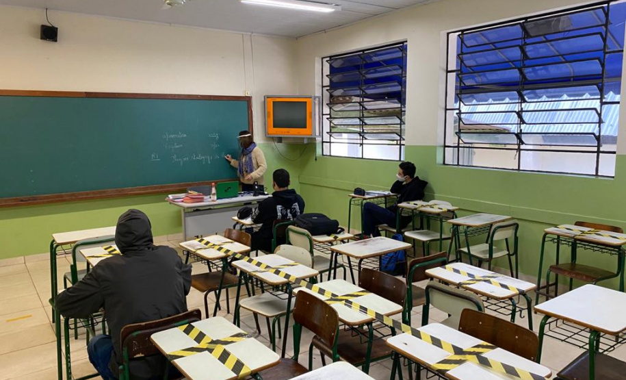 Mais escolas voltam às aulas presenciais no Paraná. Junto aos outros 200 colégios reabertos há 14 dias, a retomada permite que mais 40 mil estudantes, de 28 Núcleos Regionais de Educação (NREs), que englobam aproximadamente 150 municípios, voltem para a sala de aula - Curitiba, 24/05/2021 - Foto: SEED