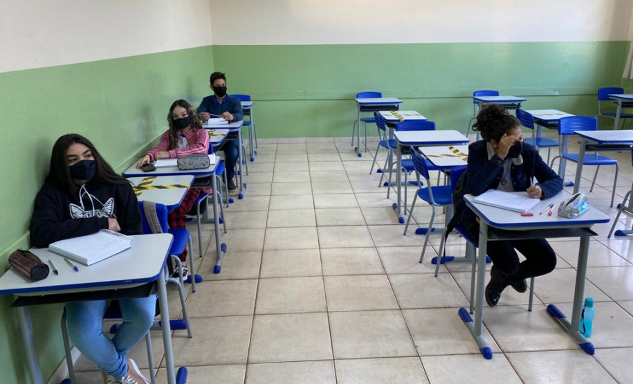 Mais escolas voltam às aulas presenciais no Paraná. Junto aos outros 200 colégios reabertos há 14 dias, a retomada permite que mais 40 mil estudantes, de 28 Núcleos Regionais de Educação (NREs), que englobam aproximadamente 150 municípios, voltem para a sala de aula - Curitiba, 24/05/2021 - Foto: SEED