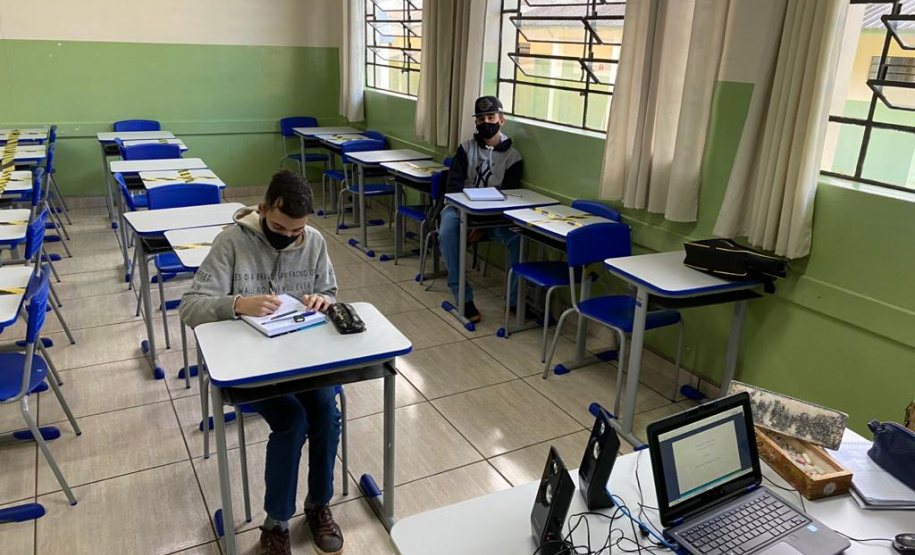 Mais escolas voltam às aulas presenciais no Paraná. Junto aos outros 200 colégios reabertos há 14 dias, a retomada permite que mais 40 mil estudantes, de 28 Núcleos Regionais de Educação (NREs), que englobam aproximadamente 150 municípios, voltem para a sala de aula - Curitiba, 24/05/2021 - Foto: SEED
