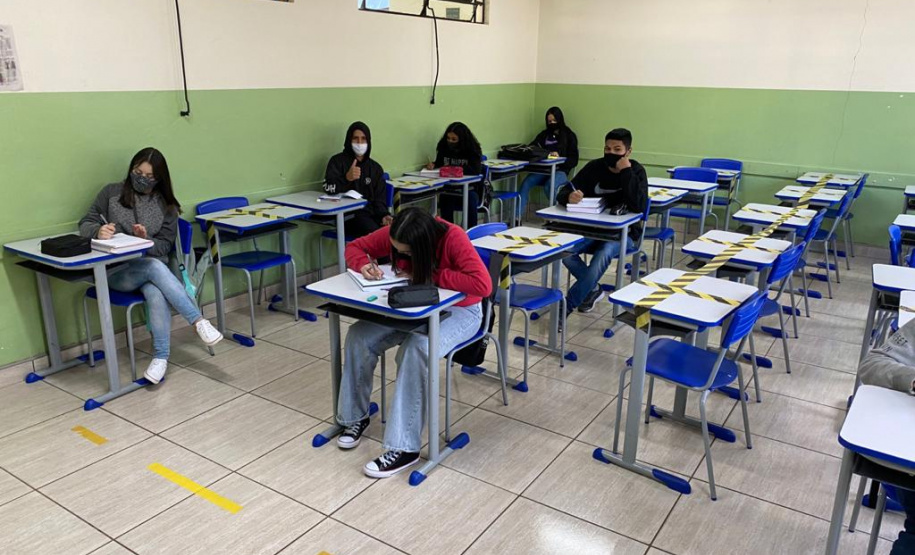 Mais escolas voltam às aulas presenciais no Paraná. Junto aos outros 200 colégios reabertos há 14 dias, a retomada permite que mais 40 mil estudantes, de 28 Núcleos Regionais de Educação (NREs), que englobam aproximadamente 150 municípios, voltem para a sala de aula - Curitiba, 24/05/2021 - Foto: SEED